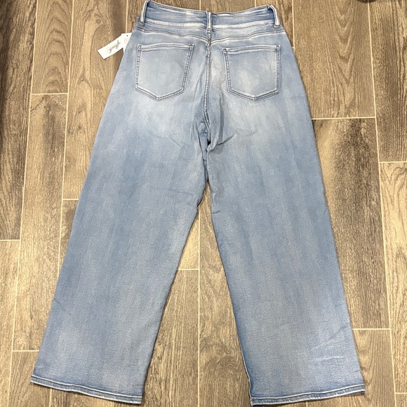 High-Rise Wide-Leg Jeans in Light Blue Wash - Picture 4 of 6